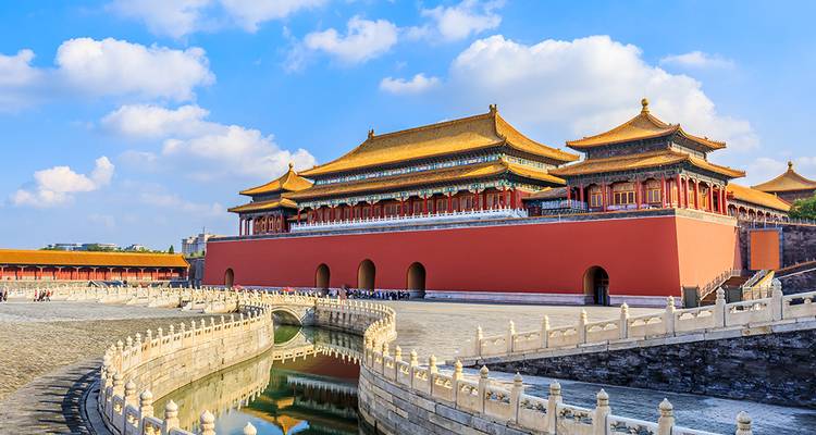 De Verboden Stad met heldere rode muren en sierlijke dakbedekking.