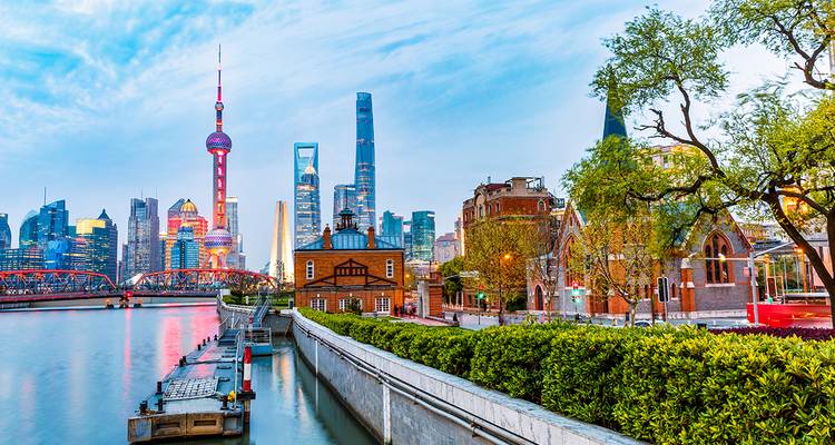 Moderne stadshorizon met een prominente televisietoren.