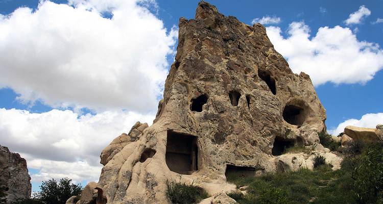 Formation rocheuse avec des grottes dans un paysage naturel.
