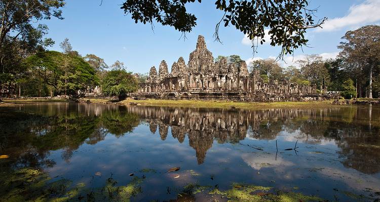 Antiker Tempelkomplex spiegelt sich im Wasser wider.