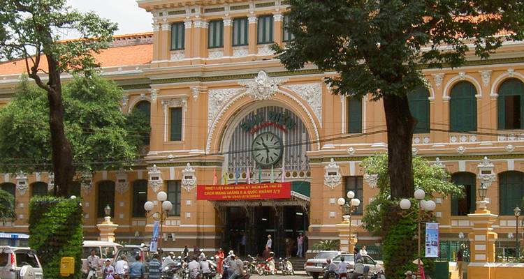 Belebte Stadtstraße mit einem historischen Gebäude.