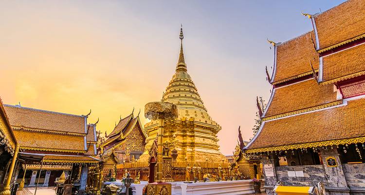 Gouden tempelcomplex met torens tijdens zonsondergang.