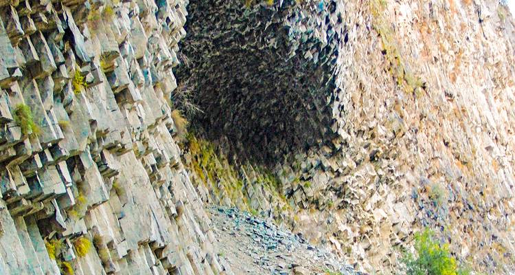 Gesteinsformation, die einer Bienenwabe ähnelt.