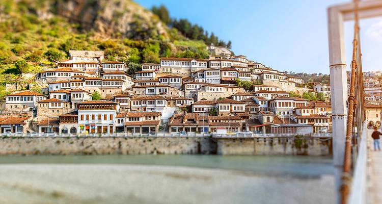 Vista de Berat, conocida como la ciudad de las mil ventanas.