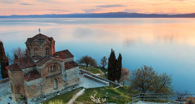Vista del atardecer de la iglesia antigua junto al lago Ohrid.