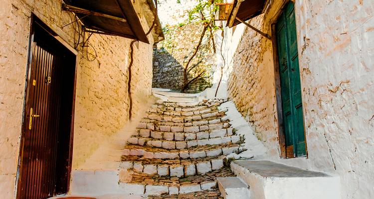 Escalones de piedra entre callejón estrecho del casco antiguo.