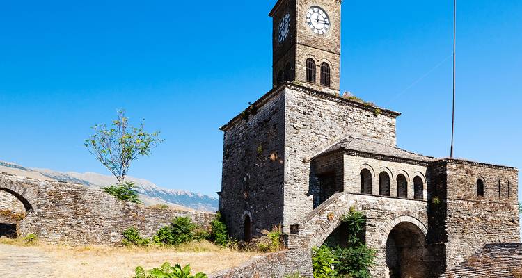 Torre del reloj en el área histórica de Gjirokastra.