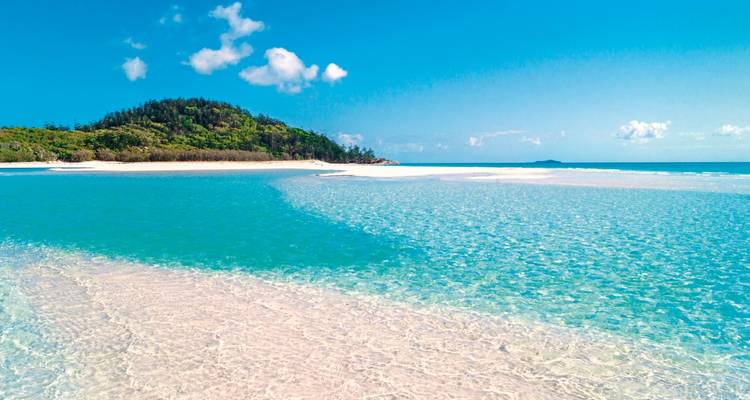 Playa tropical con agua azul cristalina y arena blanca