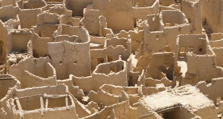 Luchtfoto van dichte oude ruïnes.