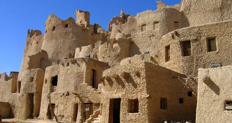 Close-up van oude leemstenen gebouwen.