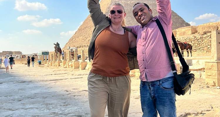 Twee mensen die vieren met uitzicht op piramide.