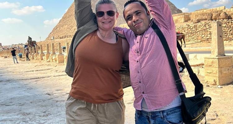 Stel poseert samen met piramide landschap.