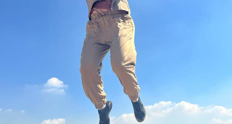 Persoon die in de lucht springt.