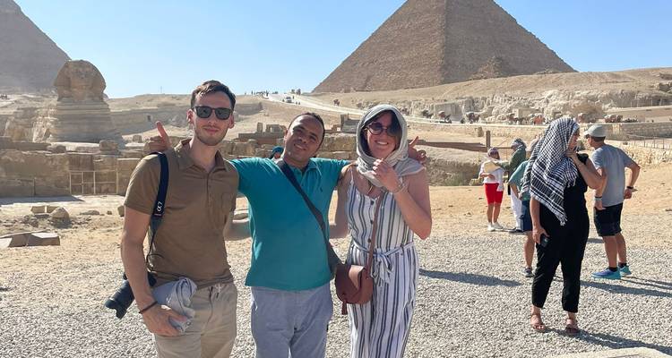 Groep poseert met Sfinx en piramide.