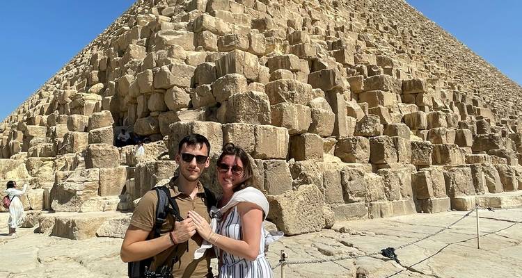 Stel poseert dicht bij piramidestenen.