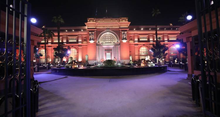 Nachtbeeld van een prachtig verlicht architecturaal gebouw.