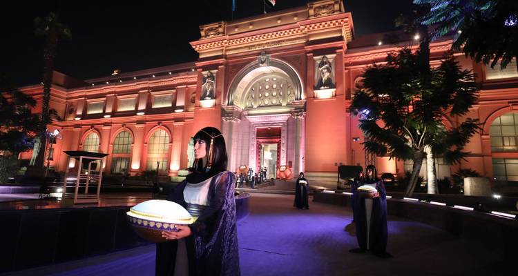 Nachtelijk zicht op een groots gebouw met uitvoerders.