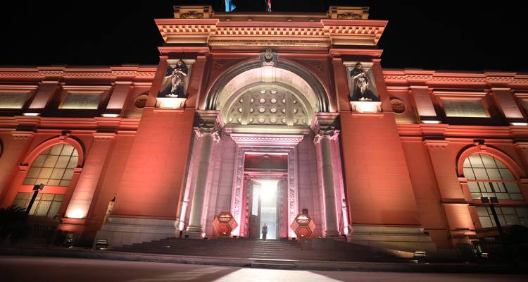 Verlicht architecturaal gebouw 's nachts.