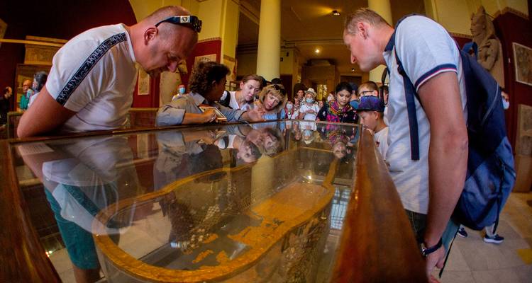 Toeristen die een tentoonstelling in een museum bekijken.