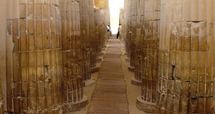 Zuilengalerij op een oud-Egyptische site.