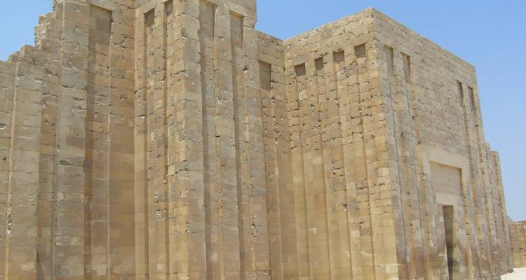 Stenen structuur op een oude Egyptische archeologische vindplaats.