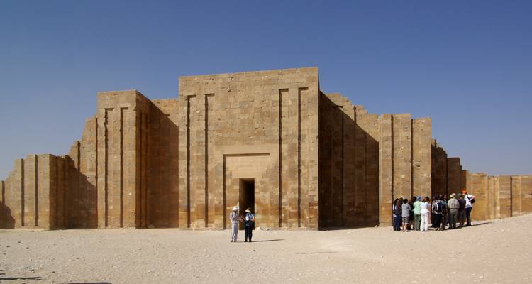 Toeristen verzamelden zich bij een grote oude stenen constructie.