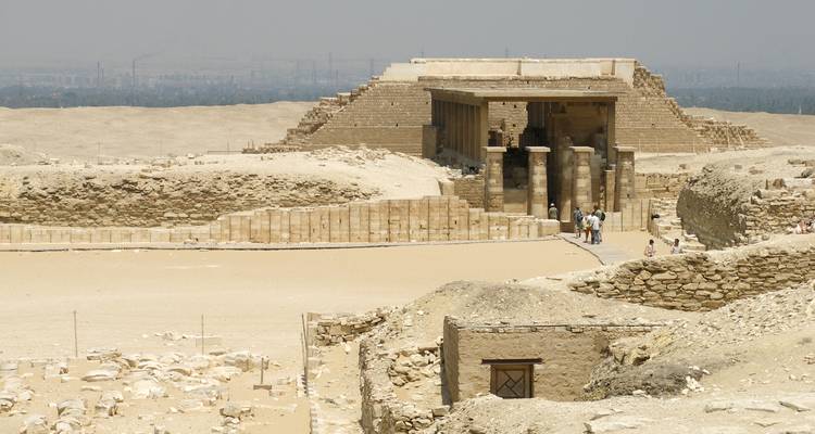 Zicht op een oude Egyptische necropolis met toeristen.