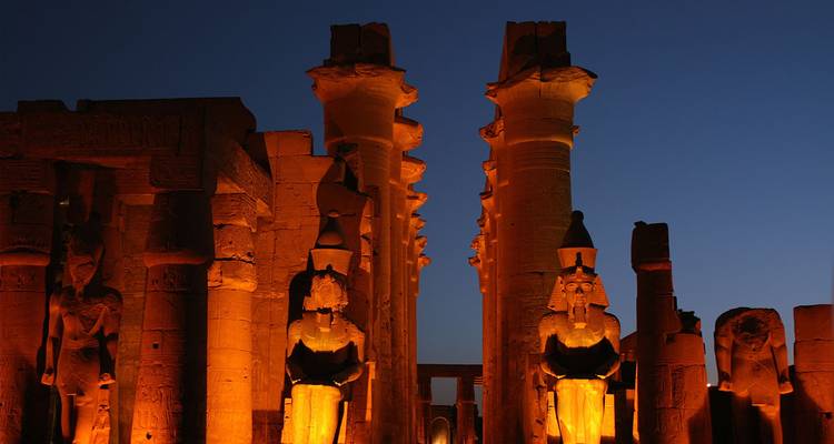 Nachtelijk zicht op de Luxor Tempel met dramatische verlichting.