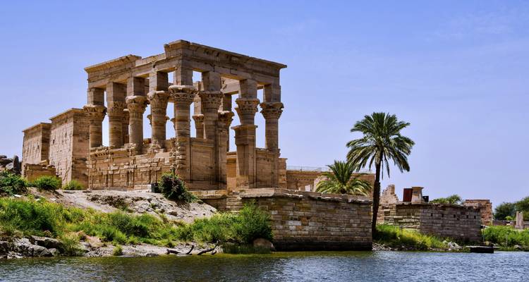 Les ruines du temple de Philae sur les rives du Nil.
