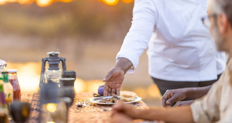 Outdoor restaurant setting with people dining

**German translation:**
Außenbereich eines Restaurants mit speisenden Gästen

**Alternative translations:**
- Restaurant-Terrasse mit essenden Personen
- Gaststätte im Freien mit dinierenden Menschen