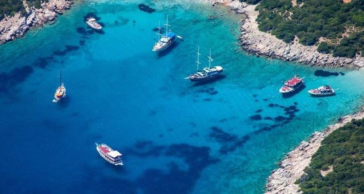 Vista aérea de barcos en una laguna azul.