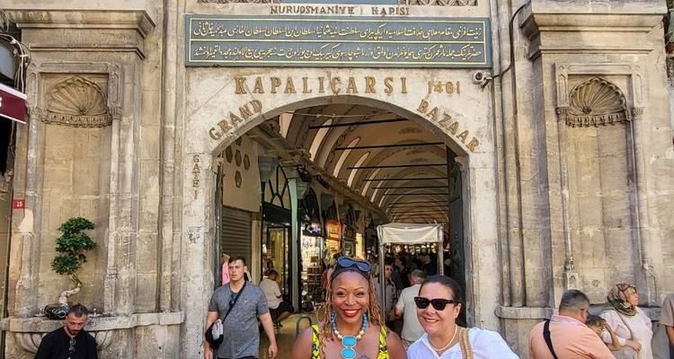Dos mujeres paradas frente a la entrada del Gran Bazar.