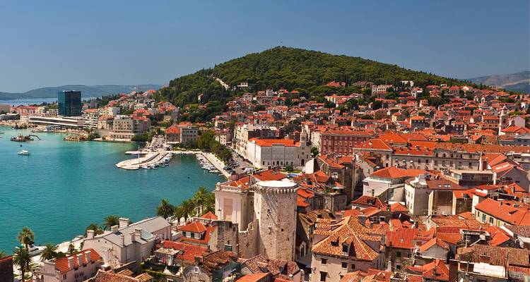 Panorama van Split dat zich uitstrekt van het bosrijke Marjan Hill tot de jachthaven en oude stad op een zonnige dag.