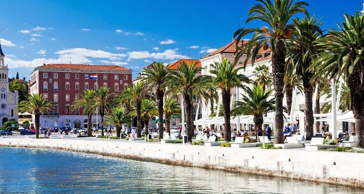 Zeepromenade in Split met palmbomen, cafes en historische gevels langs het water.