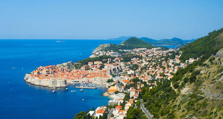Erhöhter Ausblick auf Dubrovnik und seine Halbinsel, die in die leuchtend blauen Gewässer der Adria ragt.