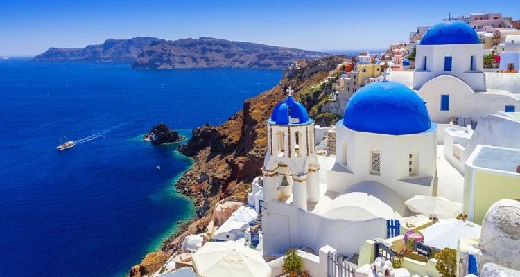 Prachtig uitzicht op Santorini met blauwe koepels en de zee.