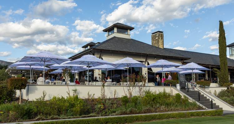 Restaurantterras met parasols en gasten.