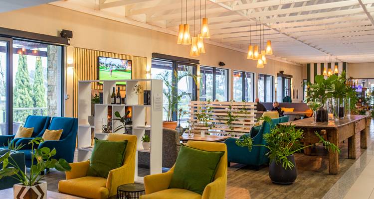 Binnen lounge ruimte met kleurrijke decoratie.