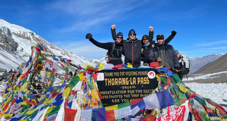Here's the German translation:
**Wanderer feiern an einem Hochgebirgspass mit Fahnen.**
Alternative translation:
**Trekker feiern an einem Hochgebirgspass mit Flaggen.**
Note: "Trekker" is sometimes used as a loanword in German, but "Wanderer" is the more natural German equivalent. "Fahnen" and "Flaggen" are both correct for "flags" - "Fahnen" is slightly more common in this context.