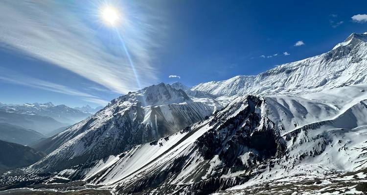 Atemberaubende Aussicht auf schneebedeckte Gipfel unter klarem Himmel.