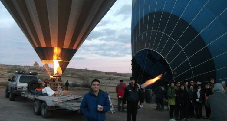 Globos siendo inflados con gente cerca.