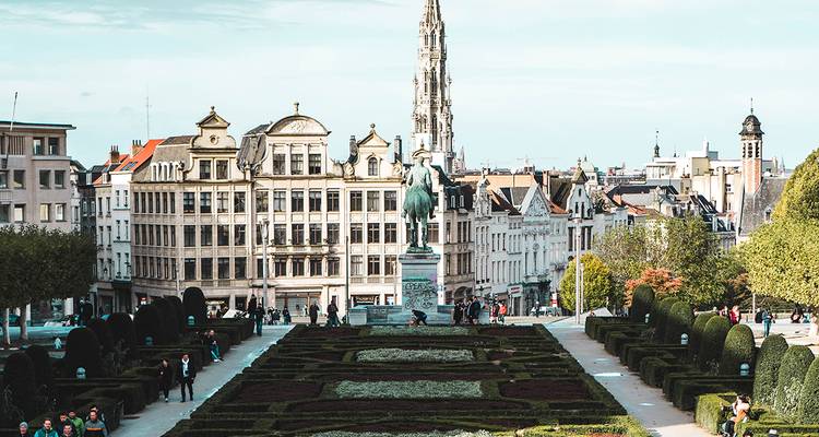 Stadtansicht mit einer Statue und Gebäuden, möglicherweise in Brüssel.