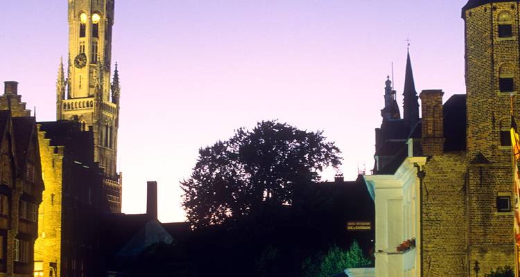 Nachtansicht eines mittelalterlichen Belfrys und Gebäude, möglicherweise in Brügge.