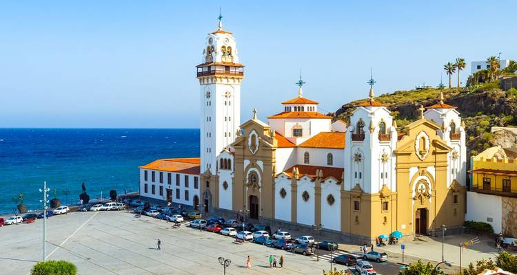 La Basílica de Candelaria junto al mar, con su alto campanario, se destaca contra el azul Atlántico.
