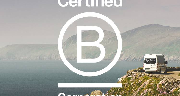 Littoral pittoresque avec un logo d'entreprise en superposition.