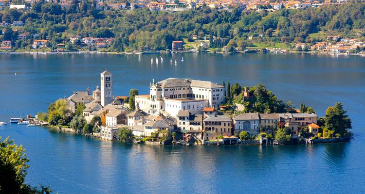 Islote con edificios históricos rodeado por un lago.