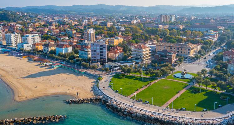 Kustplaats met een promenade en strand.