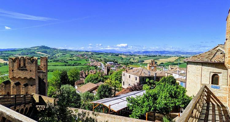 Panoramisch uitzicht op een historische stad met glooiende heuvels.