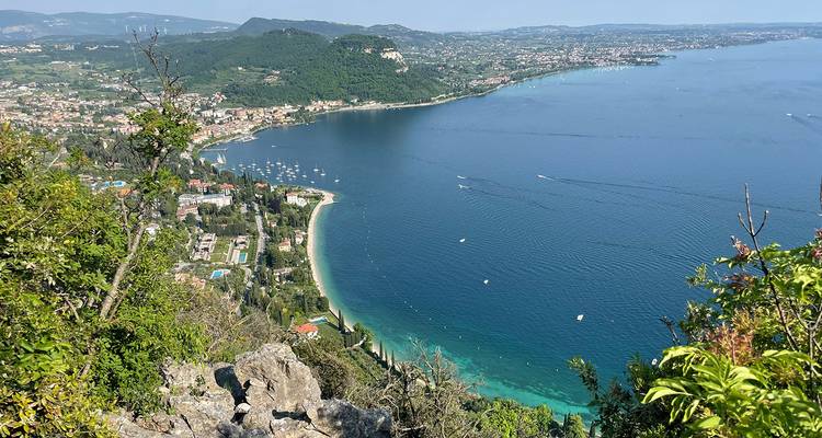Vue aérienne d'un lac avec des collines environnantes en Italie.