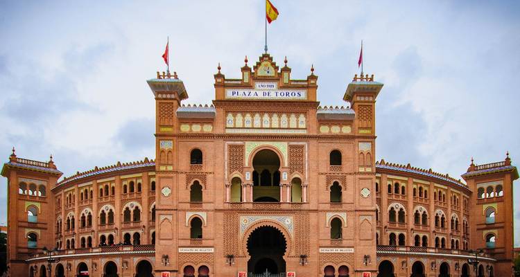 Fachada de ladrillo de la Plaza de Toros de Las Ventas de Madrid bajo un cielo gris.
